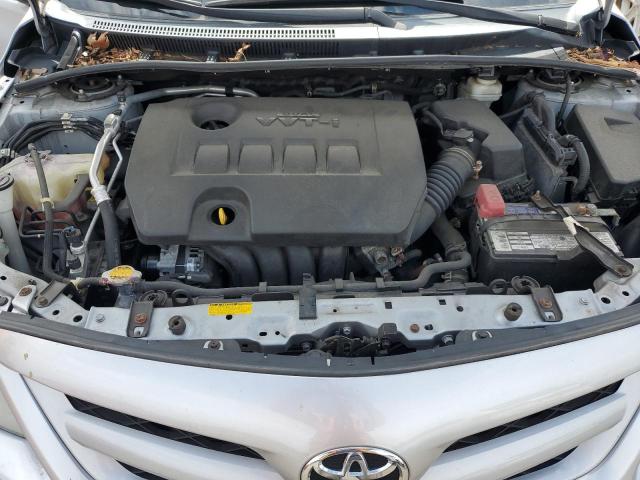 2T1BU4EE6DC941585 - 2013 TOYOTA COROLLA BASE ვერცხლისფერი ფოტო 11