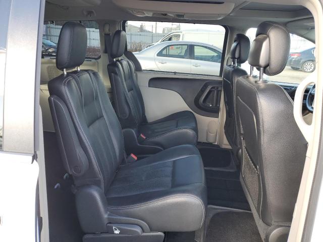 2C4RC1CG4GR285900 - 2016 CHRYSLER TOWN & COU TOURING L WHITE photo 11