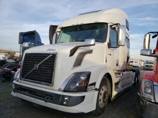 4V4NC9EH3HN964949 - 2017 VOLVO VN VNL WHITE photo 2