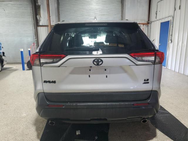 2T3G1RFV5MC171896 - 2021 TOYOTA RAV4 LE Srebrny zdjęcie 6