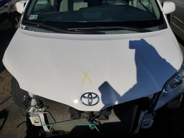 5TDKK3DC6FS612606 - 2015 TOYOTA SIENNA LE WHITE photo 11