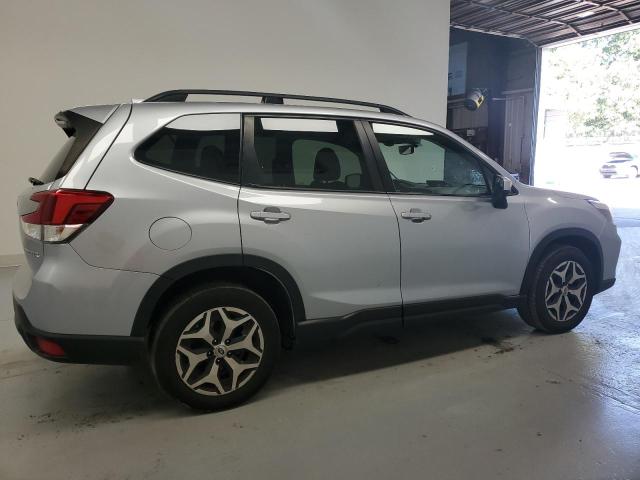 JF2SKAJC0MH439161 - 2021 SUBARU FORESTER PREMIUM SILVER photo 3