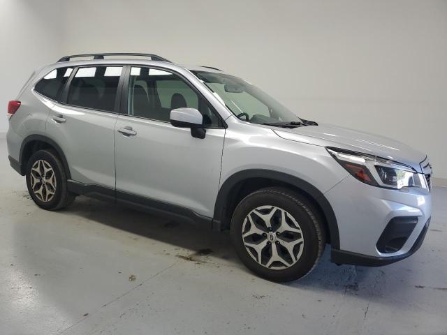 JF2SKAJC0MH439161 - 2021 SUBARU FORESTER PREMIUM SILVER photo 4
