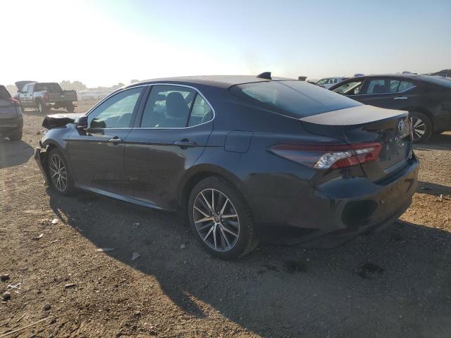 4T1F11BK2MU039498 - 2021 TOYOTA CAMRY XLE BLUE photo 2