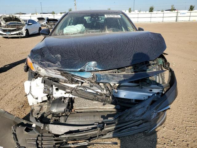 4T1F11BK2MU039498 - 2021 TOYOTA CAMRY XLE BLUE photo 5