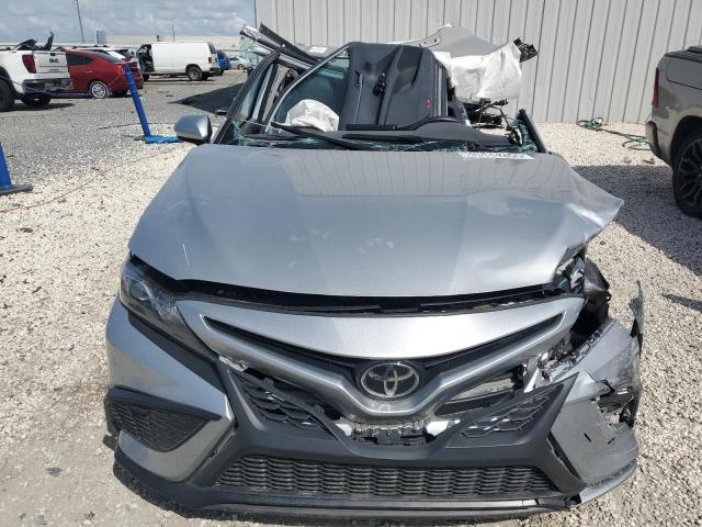4T1G11AK9RU251618 - 2024 TOYOTA CAMRY SE NIGHT SHADE SILVER photo 5