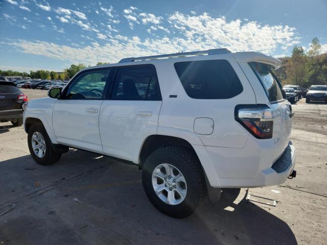 JTEBU5JR5J5561253 - 2018 TOYOTA 4RUNNER SR5/SR5 PREMIUM Белый фото 2