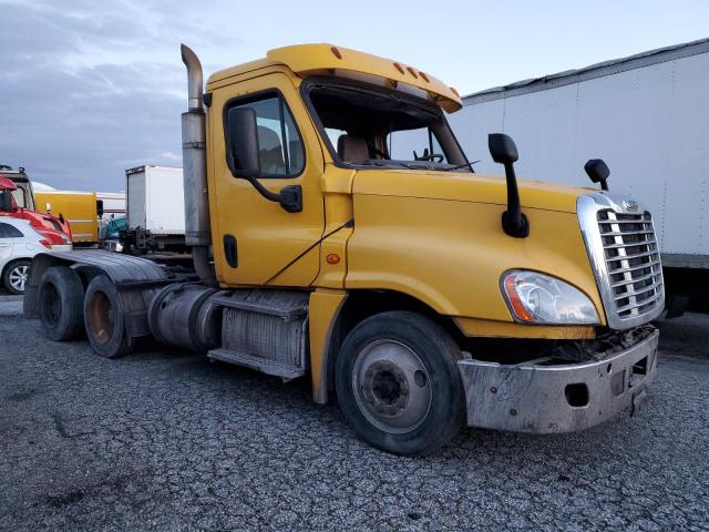 1FUJGEDV4DSBU5101 - 2013 FREIGHTLINER CASCADIA 1 YELLOW photo 1