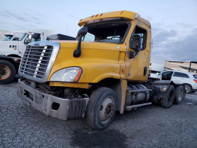 1FUJGEDV4DSBU5101 - 2013 FREIGHTLINER CASCADIA 1 YELLOW photo 2