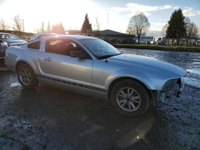 1ZVHT80N755246331 - 2005 FORD MUSTANG SILVER photo 4