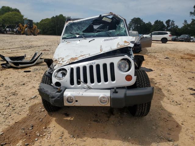 1C4BJWEG9DL646107 - 2013 JEEP WRANGLER UNLIMITED SAHARA WHITE photo 5