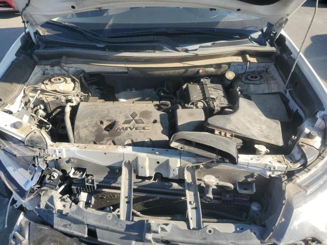 JA4AD2A39GZ000379 - 2016 MITSUBISHI OUTLANDER ES WHITE photo 12
