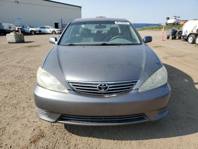 4T1BF32K85U612255 - 2005 TOYOTA CAMRY LE GRAY photo 5