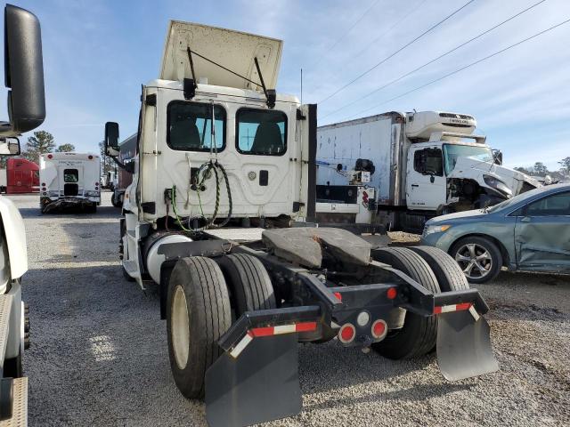 1FUBGADV1GLHJ1176 - 2016 FREIGHTLINER CASCADIA 1 WHITE photo 3