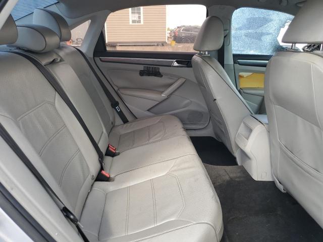 1VWDT7A37HC001437 - 2017 VOLKSWAGEN PASSAT R-LINE Srebrny zdjęcie 10