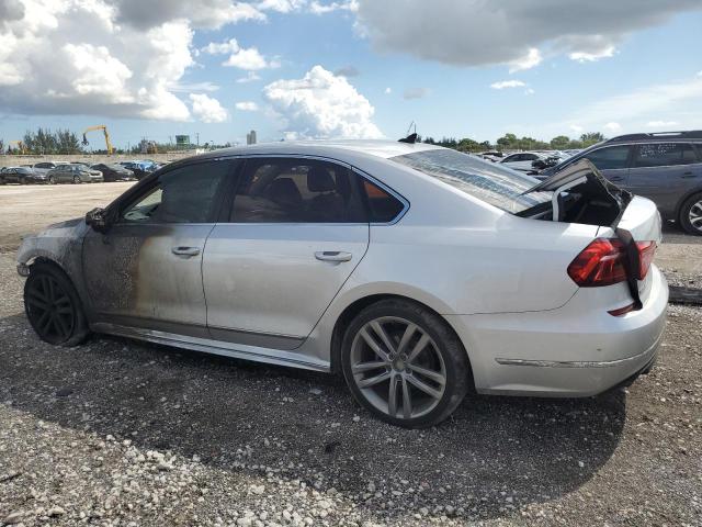 1VWDT7A37HC001437 - 2017 VOLKSWAGEN PASSAT R-LINE Srebrny zdjęcie 2