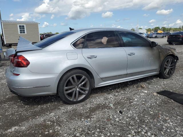 1VWDT7A37HC001437 - 2017 VOLKSWAGEN PASSAT R-LINE Srebrny zdjęcie 3