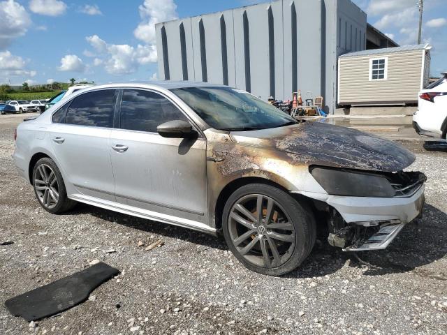 1VWDT7A37HC001437 - 2017 VOLKSWAGEN PASSAT R-LINE Srebrny zdjęcie 4