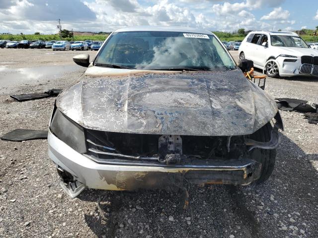 1VWDT7A37HC001437 - 2017 VOLKSWAGEN PASSAT R-LINE Srebrny zdjęcie 5
