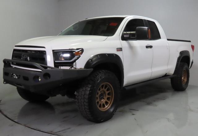 5TFUY5F18DX316217 - 2013 TOYOTA TUNDRA DOUBLE CAB SR5 WHITE photo 2