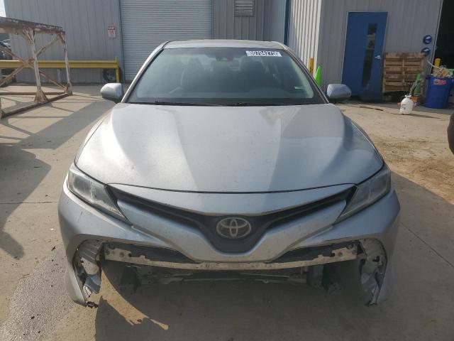 4T1B11HK3JU116056 - 2018 TOYOTA CAMRY L SILVER photo 5