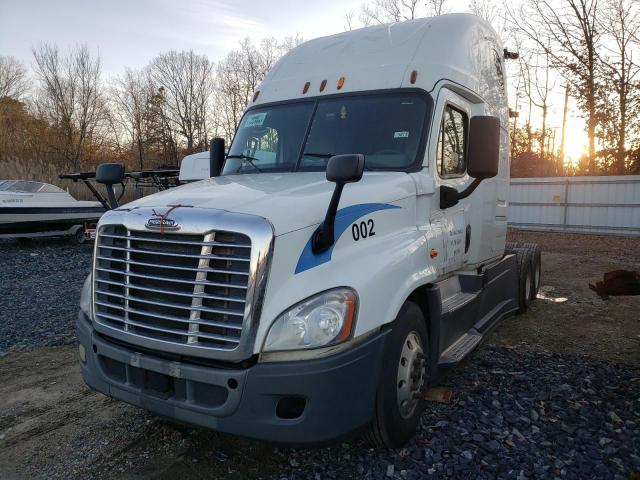 3AKJGLD56FSGH1599 - 2015 FREIGHTLINER CASCADIA 1 WHITE photo 2