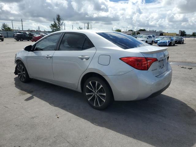 5YFBURHE2JP738990 - 2018 TOYOTA COROLLA L SILVER photo 2