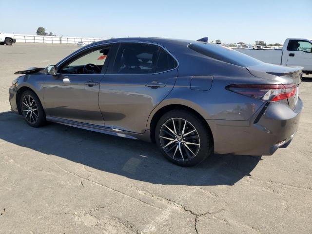 4T1G11AK7NU040069 - 2022 TOYOTA CAMRY SE GRAY photo 2