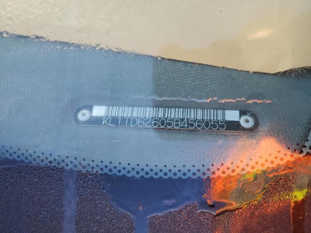 KL1TD62605B456055 - 2005 CHEVROLET AVEO BASE SILVER photo 13