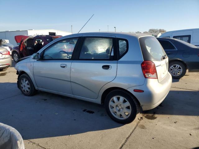 KL1TD62605B456055 - 2005 CHEVROLET AVEO BASE SILVER photo 2