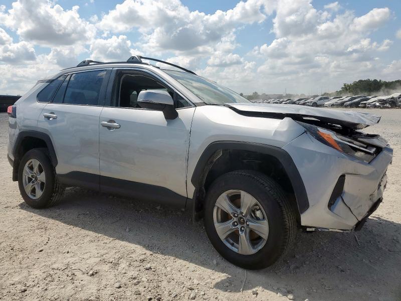2T3W1RFV1PW288521 - 2023 TOYOTA RAV4 XLE SILVER photo 4
