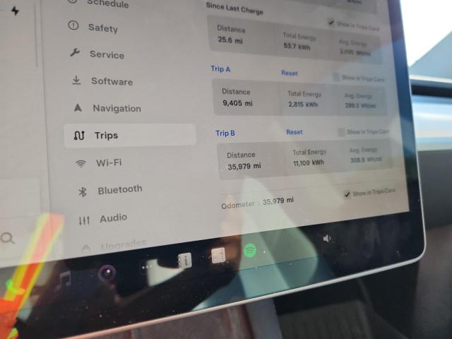 7SAYGDEE4PA100737 - 2023 TESLA MODEL Y Silber Foto 9