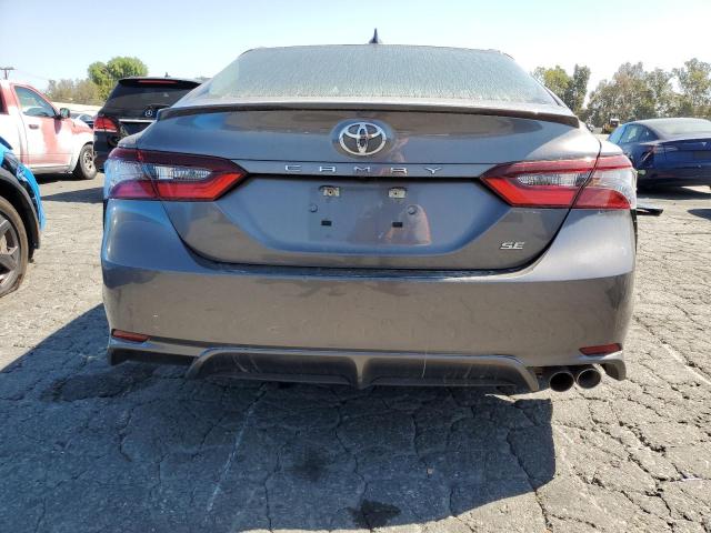 4T1G11AK2NU706965 - 2022 TOYOTA CAMRY SE GRAY photo 6
