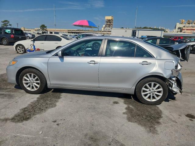 4T4BF3EK3BR202296 - 2011 TOYOTA CAMRY BASE Сріблястий фото 2