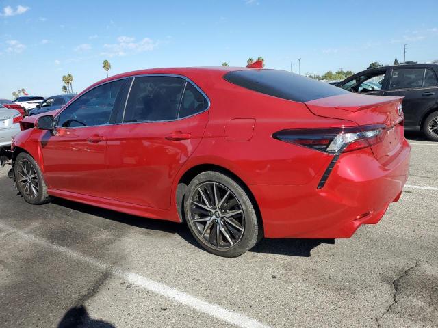 4T1G11AK2NU032459 - 2022 TOYOTA CAMRY SE RED photo 2