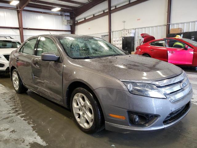 3FAHP0HG4BR186103 - 2011 FORD FUSION SE GRAY photo 4