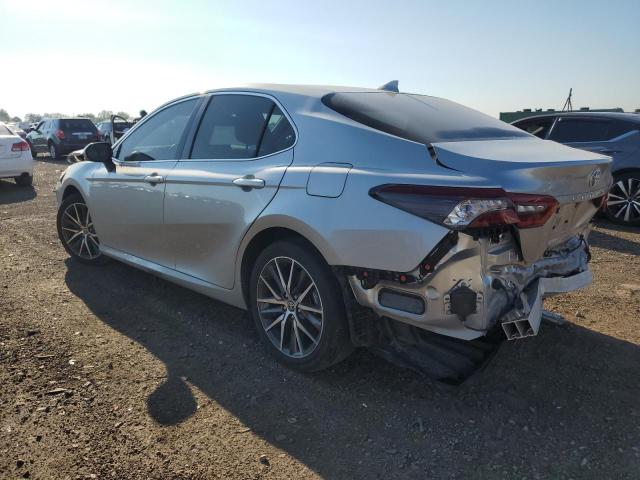 4T1F11AK1PU788363 - 2023 TOYOTA CAMRY XLE SILVER photo 2