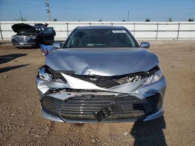 4T1F11AK1PU788363 - 2023 TOYOTA CAMRY XLE SILVER photo 5