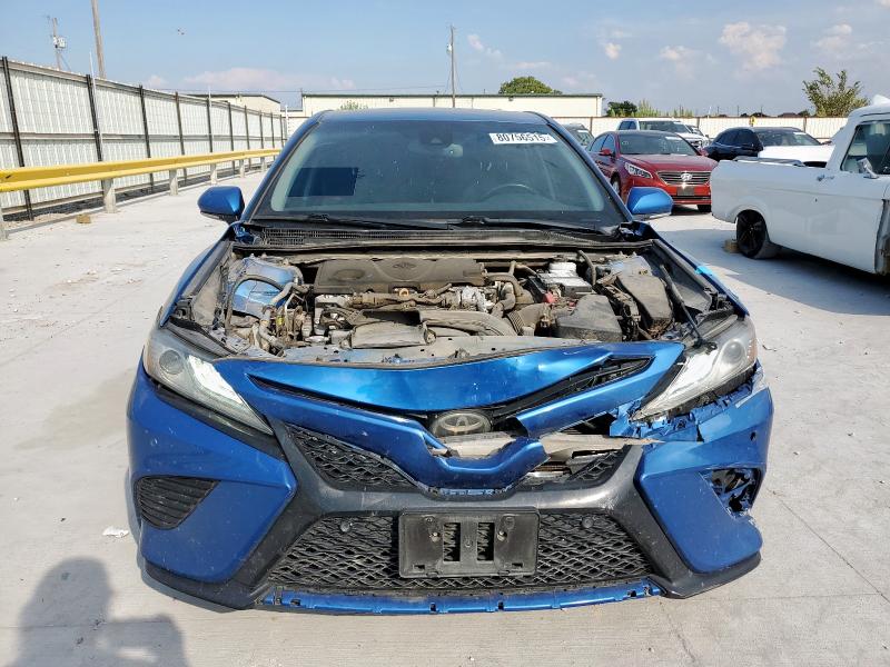 4T1B61HK2JU055977 - 2018 TOYOTA CAMRY XSE Синий фото 5