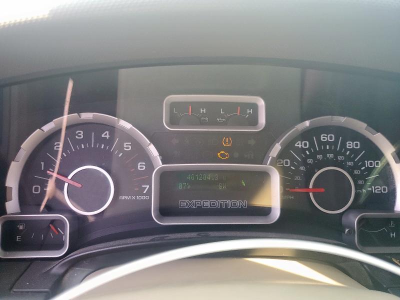 1FMFU15598LA10959 - 2008 FORD EXPEDITION XLT WHITE photo 9