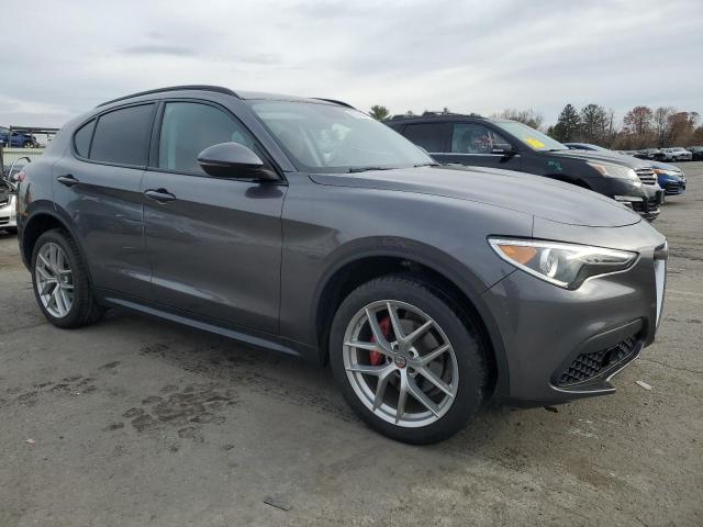 ZASFAKPN0J7B90144 - 2018 ALFA ROMEO STELVIO SPORT Grau Foto 4