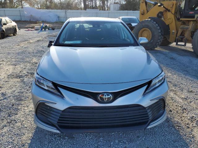 4T1C11AK6NU668364 - 2022 TOYOTA CAMRY LE SILVER photo 5