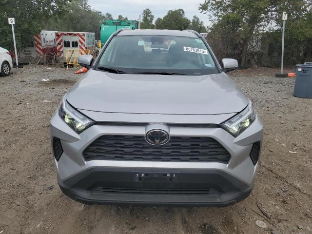 4T3RWRFV4SU175413 - 2025 TOYOTA RAV4 XLE SILVER photo 5