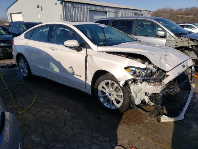 3FA6P0LUXKR164577 - 2019 FORD FUSION SE WHITE photo 4