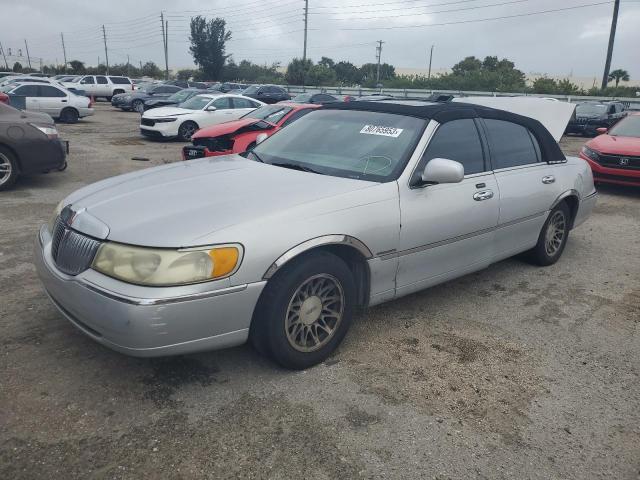 1LNHM82W11Y732997 - 2001 LINCOLN TOWN CAR SIGNATURE SILVER photo 1