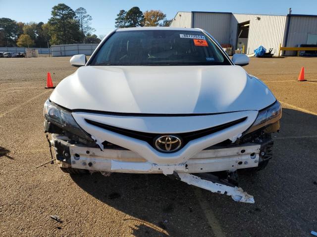 4T1G11AK2MU554734 - 2021 TOYOTA CAMRY SE WHITE photo 5