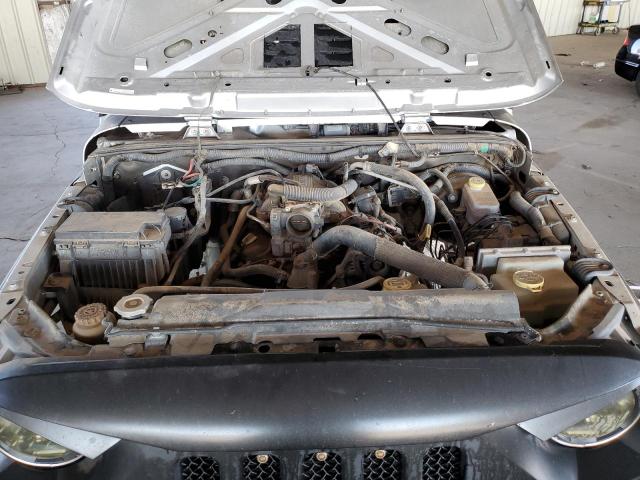 1J4GA59128L640526 - 2008 JEEP WRANGLER U SAHARA Արծաթագույն լուսանկար 11