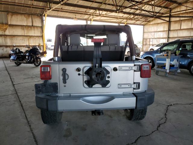 1J4GA59128L640526 - 2008 JEEP WRANGLER U SAHARA Արծաթագույն լուսանկար 6