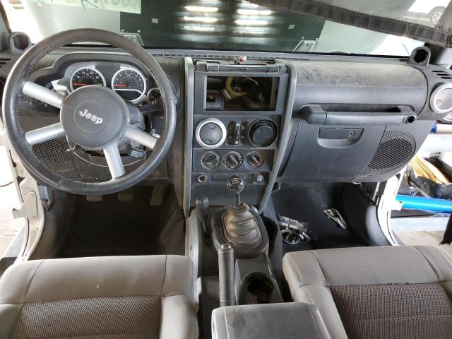 1J4GA59128L640526 - 2008 JEEP WRANGLER U SAHARA Արծաթագույն լուսանկար 8