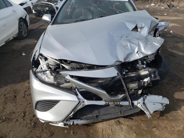 4T1B11HK8JU131104 - 2018 TOYOTA CAMRY L SILVER photo 11